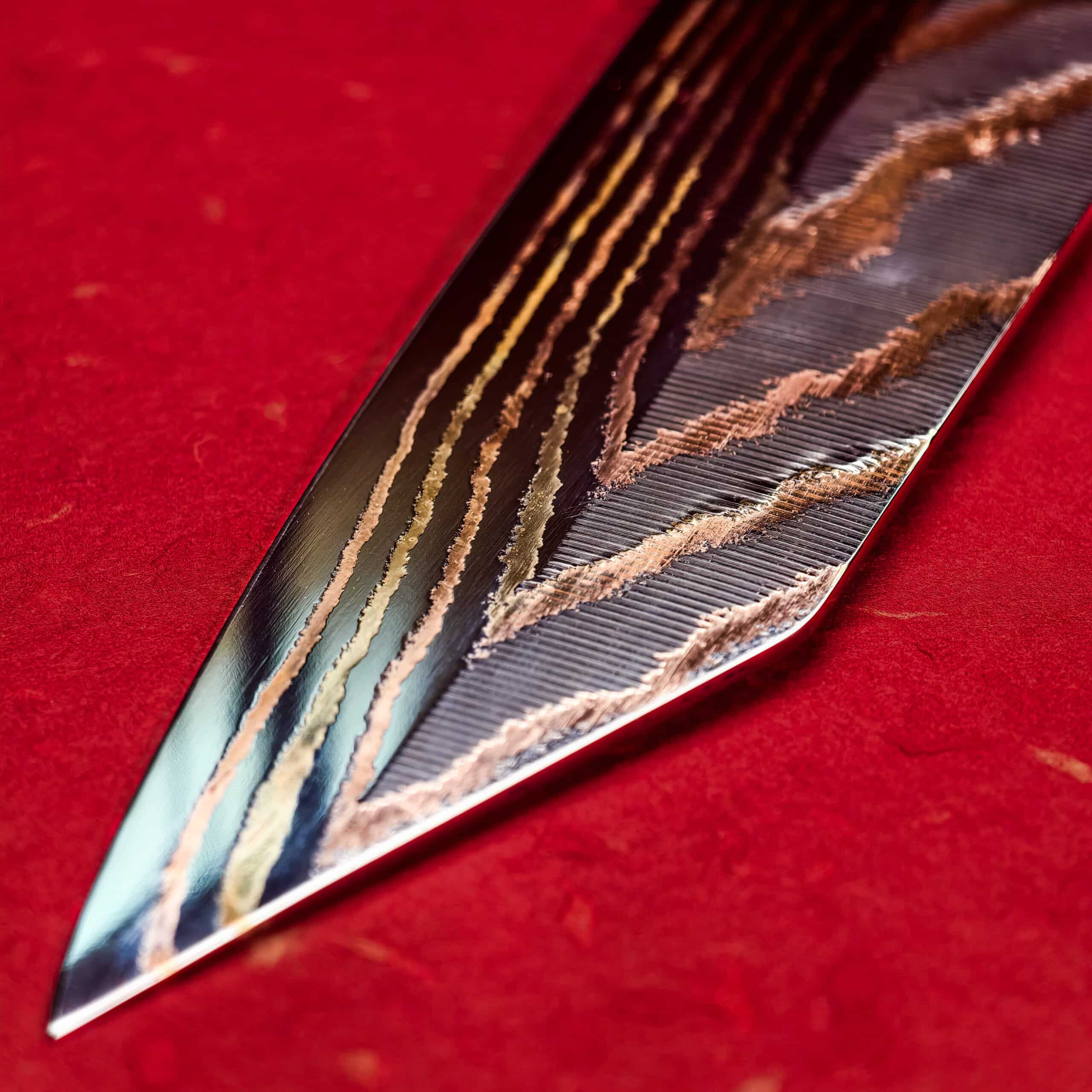 FORGE — Blood & Fire Copper Damascus Knife - Bild 4