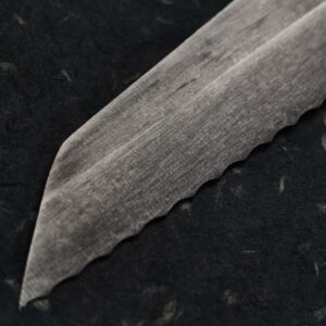 Raw Oak brødkniv med stabiliseret egetræshåndtag og 9Cr-1Mo stål, håndafsluttet med økologisk dansk bivoks i et skandinavisk design.