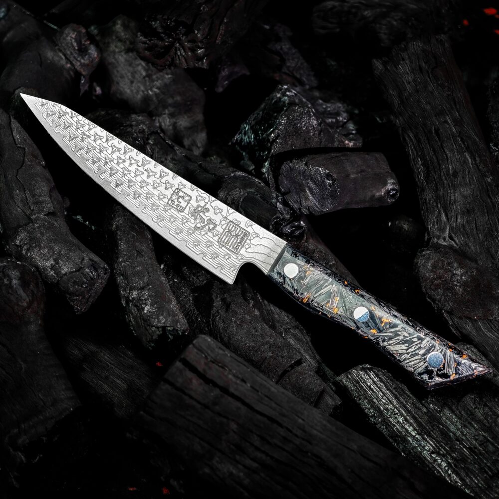 CARBON I Damascus utility knife with a triangular blade pattern and a dark patterned handle.