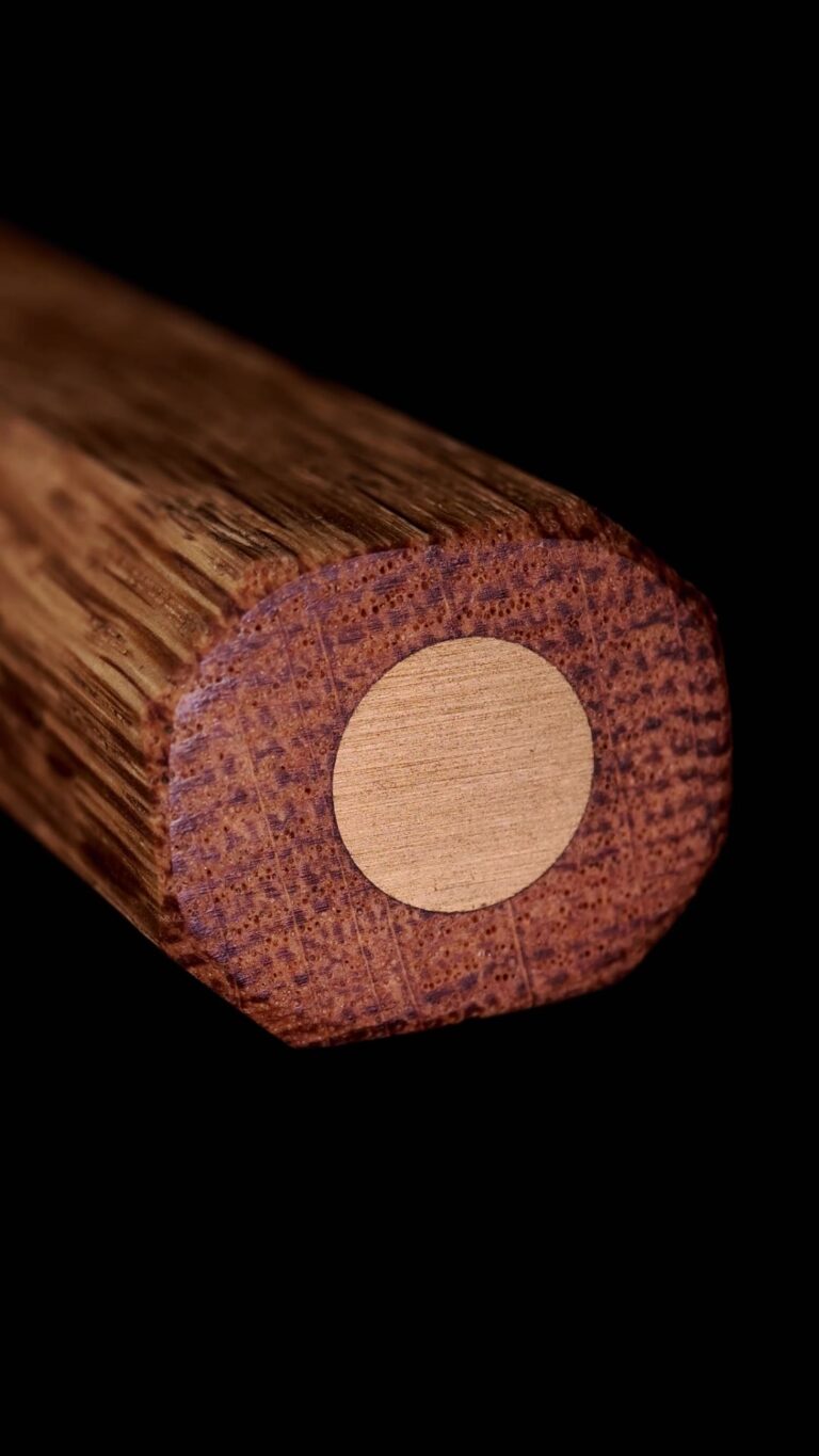 The end of the oak handle of the RAW OAK THOR cleaver, seen straight on.