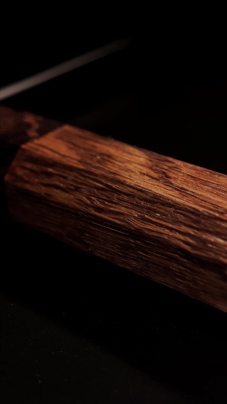 The grain of the stabilised oak handle of the RAW OAK THOR cleaver, along its length.