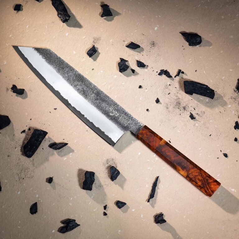 FORGE Ash & Chrome kokkekniv: ru smedet overside, spejlpoleret facet, mørk kernelinje og skæfte af Hainan Huanghuali