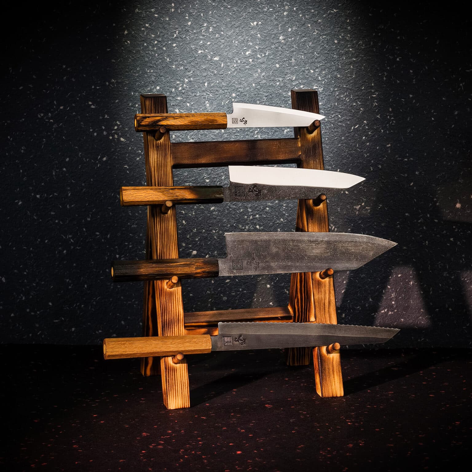RAW OAK knivsæt med fire knive og håndtag i stabiliseret eg