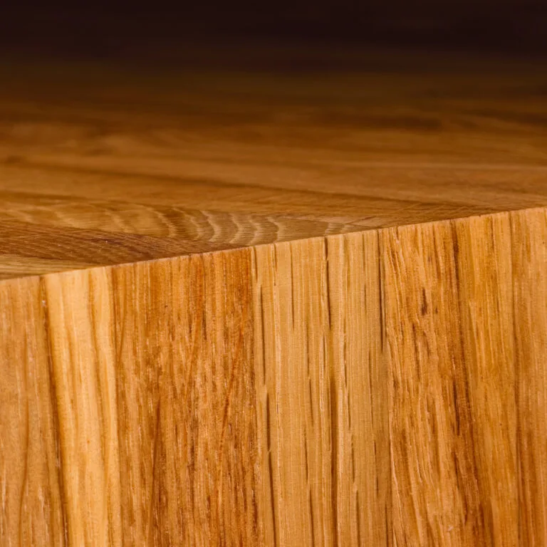 Edge close-up of RICEKNIFE's end-grain oak cutting board