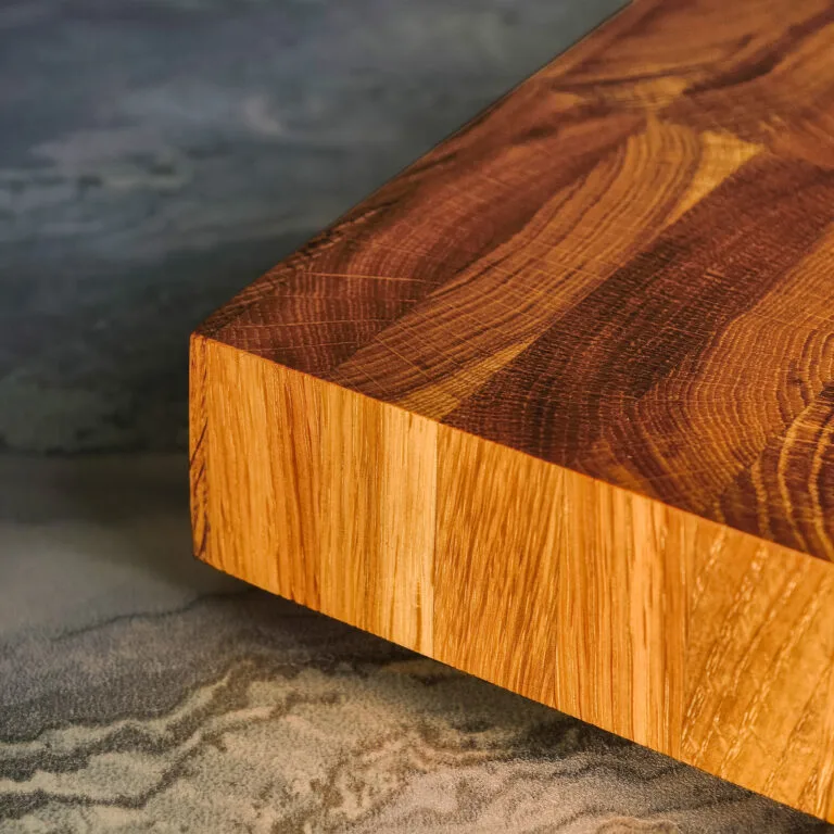 Corner of the end-grain oak cutting board showing the vertical oak fibers