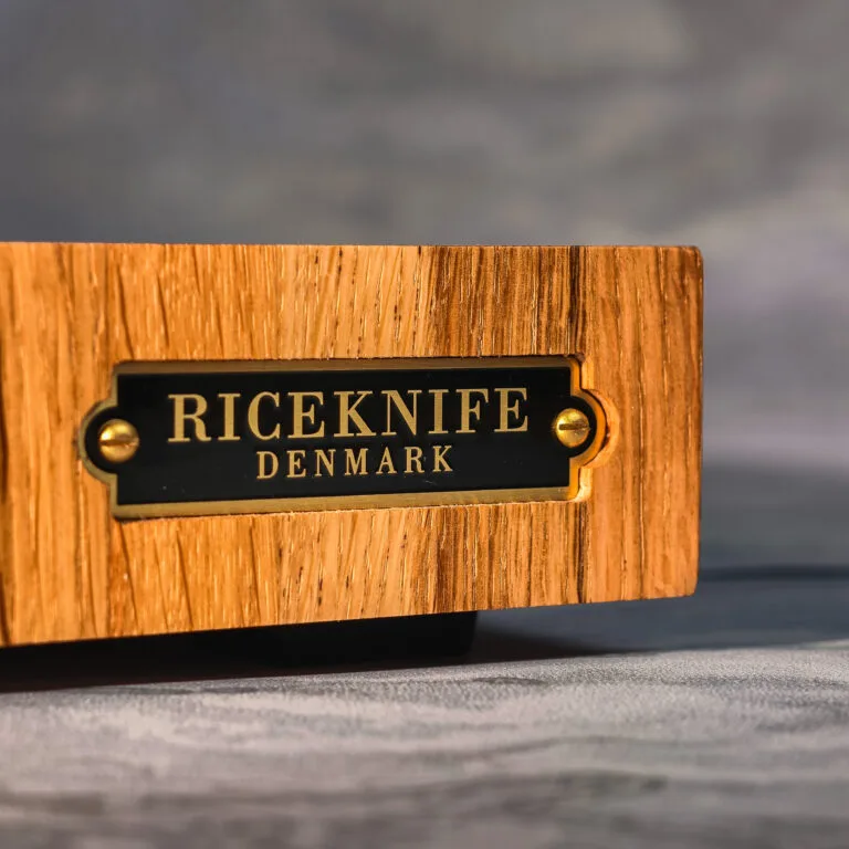 RICEKNIFE DENMARK metal plate on the side of the end-grain oak cutting board
